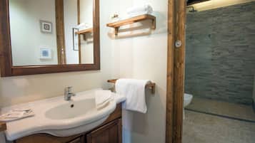 Deluxe Quadruple Room, City View | Bathroom