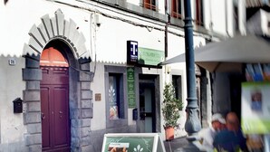 Un edificio con puerta roja y un letrero para restaurante.