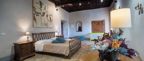 Dobbeltrom – standard, byutsikt | Safe på rommet, blendingsgardiner og wi-fi (inkludert)