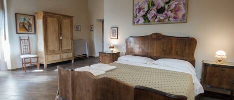 Habitació quàdruple Deluxe, vistes a la ciutat | Caixa forta a l'habitació, cortines opaques i wifi gratuïta