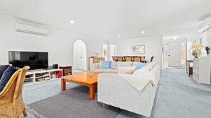 TV, books - Forresters Dunes - Whole House (Forresters Beach)