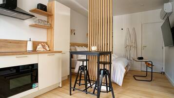 Tabla de planchar con plancha, wifi y ropa de cama