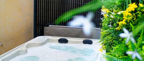 Outdoor spa tub