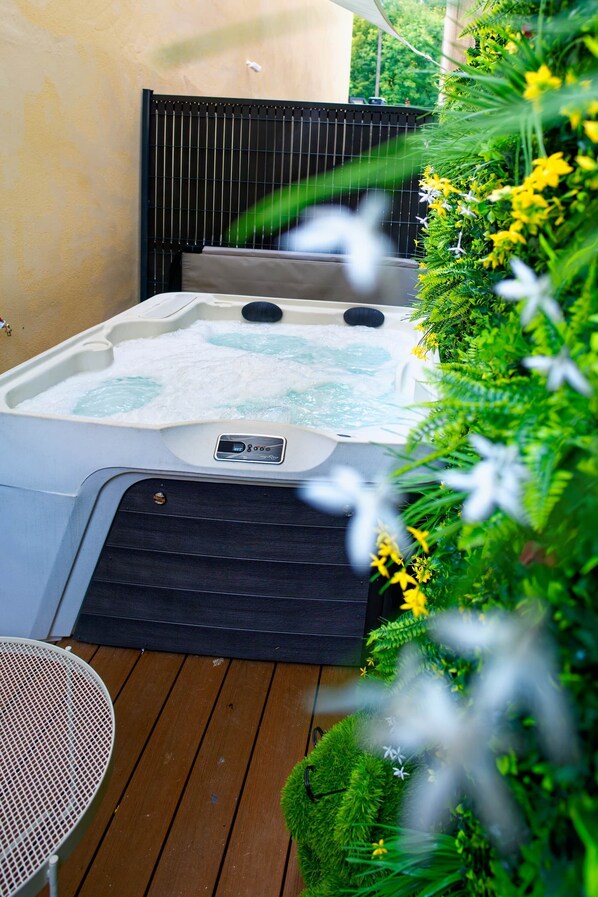 Outdoor spa tub