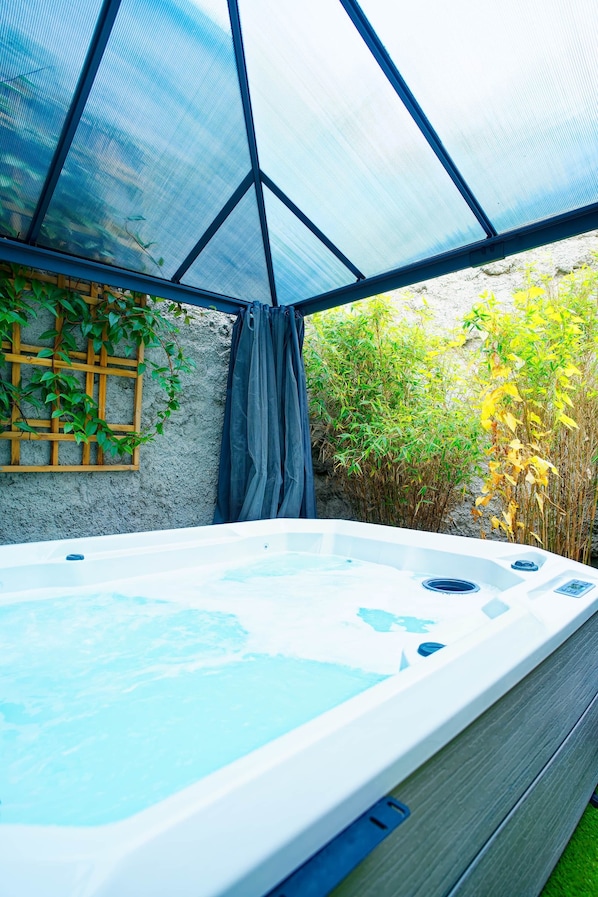 Outdoor spa tub