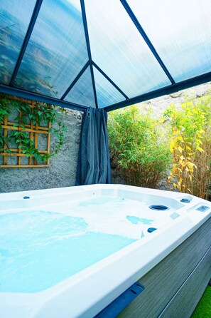 Bain à remous extérieur