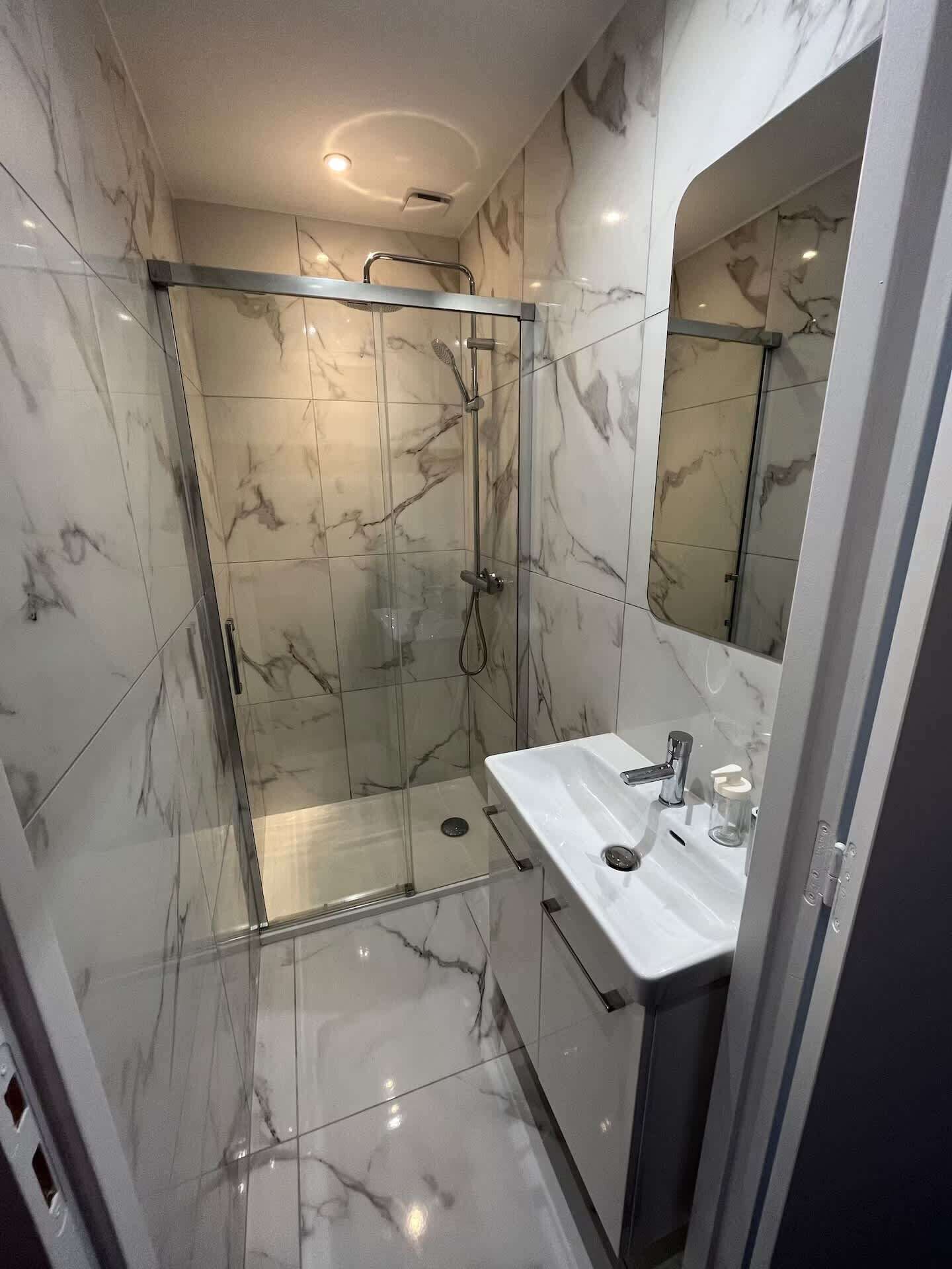 Een douche, handdoeken