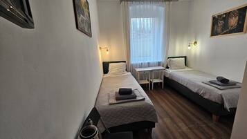 Habitación estándar doble, vistas al jardín | Baño | Ducha, secador de pelo, toallas y jabón