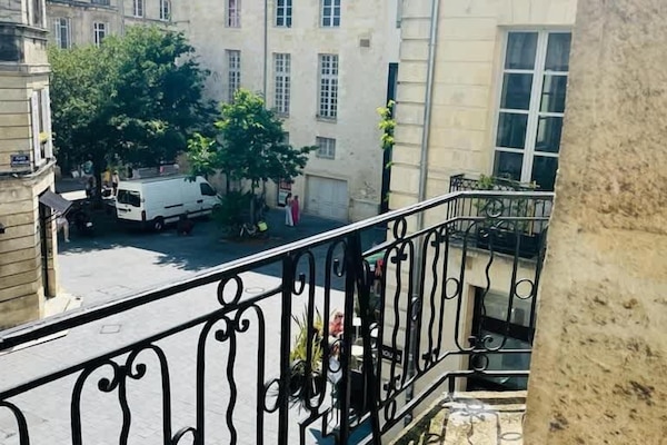 Splendide Balcon d'angle à l'étage noble avec vue dégagée sur la place puy paulin