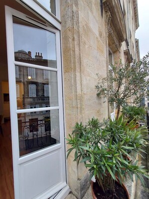 A building with a large window and potted plants. - Elegance et confort au centre de Bordeaux (Bordeaux)