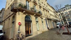 A historic building with a storefront labeled "SABEL MARANT" on the ground floor. - Elegance et confort au centre de Bordeaux (Bordeaux)