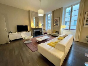 TV - Magnifique appartement Bordeaux Triangle (Bordeaux)
