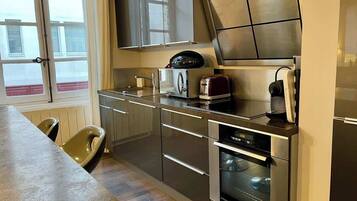 Geladeira, micro-ondas, fogão, lava-louças