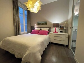 10 slaapkamers, een strijkplank/strijkijzer, reisbedje, wifi