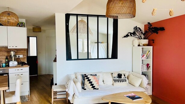 Een moderne woonkamer met een bank, salontafel en een boekenkast.