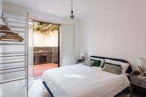 Apartment, 1 Schlafzimmer, eingeschränkter Meerblick | Bügeleisen/Bügelbrett, kostenloses WLAN
