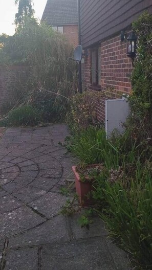 Property grounds - The welcoming home, !! (Tenterden)