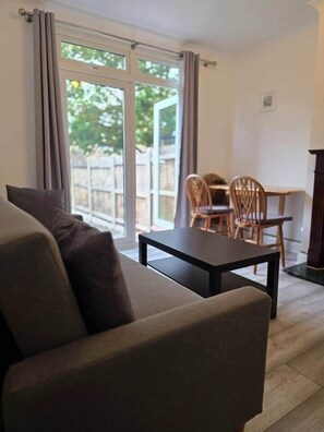 TV - The happy home, for everyone (Mitcham)