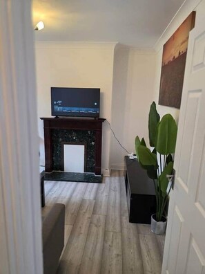 TV - The happy home, for everyone (Mitcham)