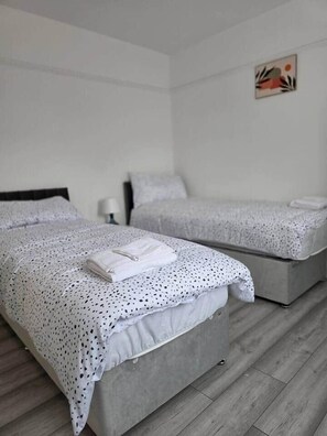 4 عدّة غرف نوم ومكواة/لوح كي وواي فاي وملاءات أسرّة