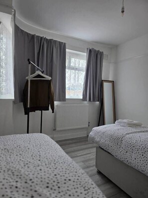 4 bedrooms, iron/ironing board, WiFi, bed sheets - The happy home, for everyone (Mitcham)