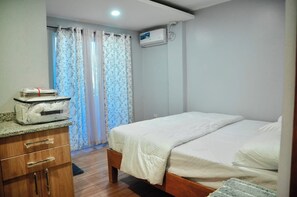 Desk, free WiFi - Dos Marias Tourist Inn (Daanbantayan)
