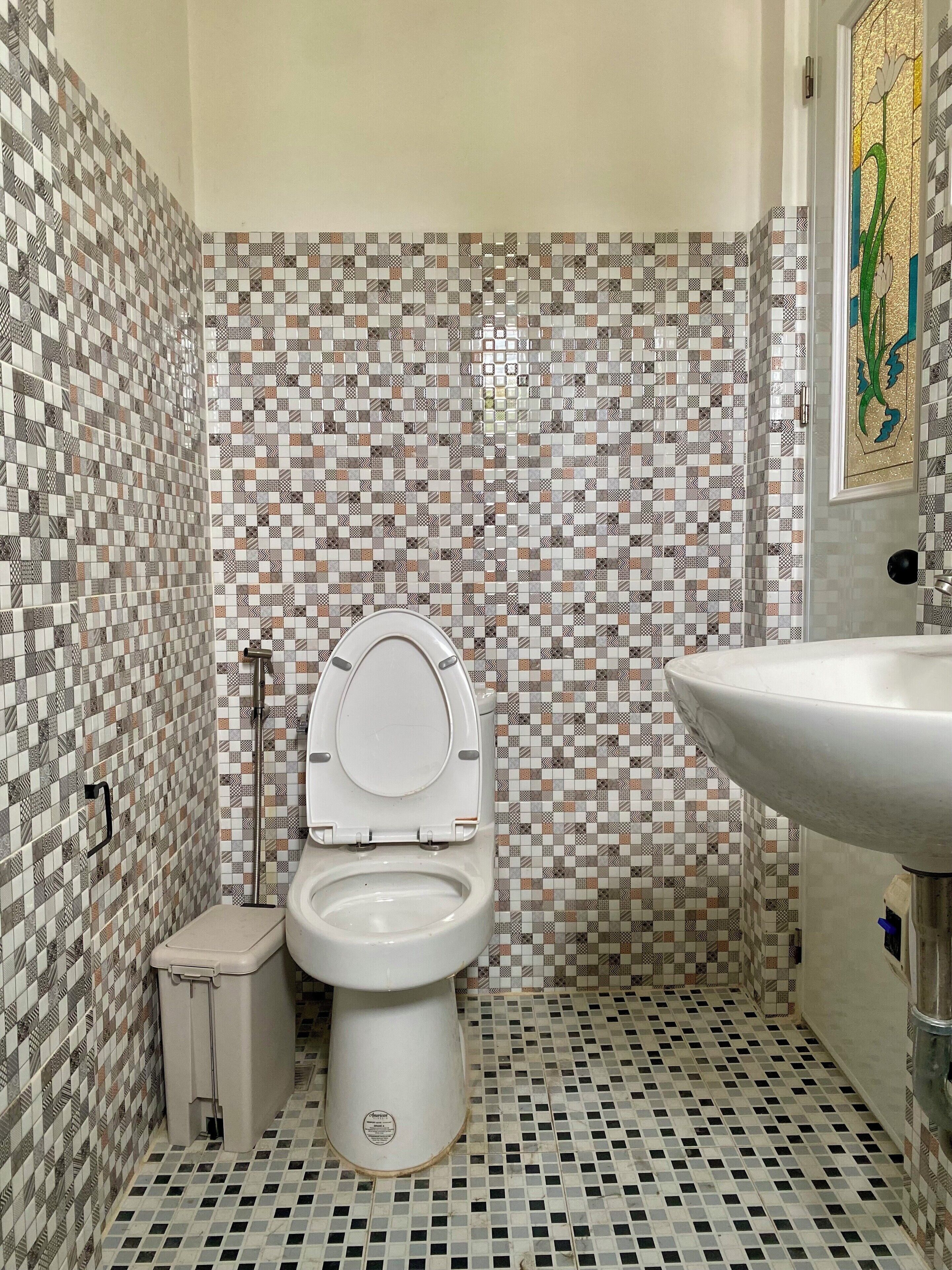 Douche, articles de toilette gratuits, serviettes fournies, savon