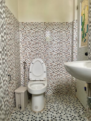 Een douche, gratis toiletartikelen, handdoeken, zeep