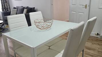 Apartment, 2 Bedrooms | Dining