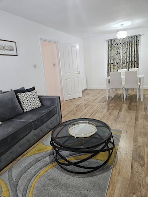 Apartamento, 2 quartos | Sala de estar