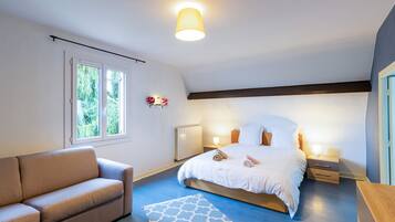 5 bedrooms, iron/ironing board, WiFi, bed sheets