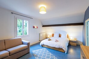 5 bedrooms, iron/ironing board, WiFi, bed sheets