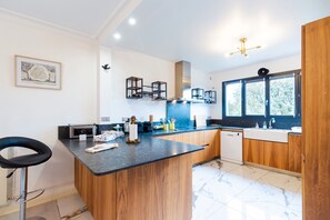 Een koelkast, een microgolfoven, een oven, een kookplaat