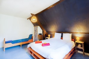 5 slaapkamers, een strijkplank/strijkijzer, wifi, beddengoed