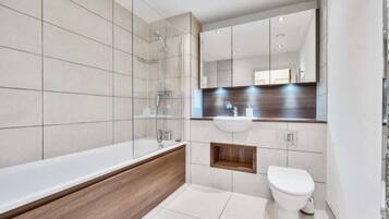 مجففات شعر، مناشف، صابون، ورق حمّام