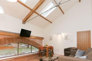 TV - Strawberry line, flat 2 (Wells)