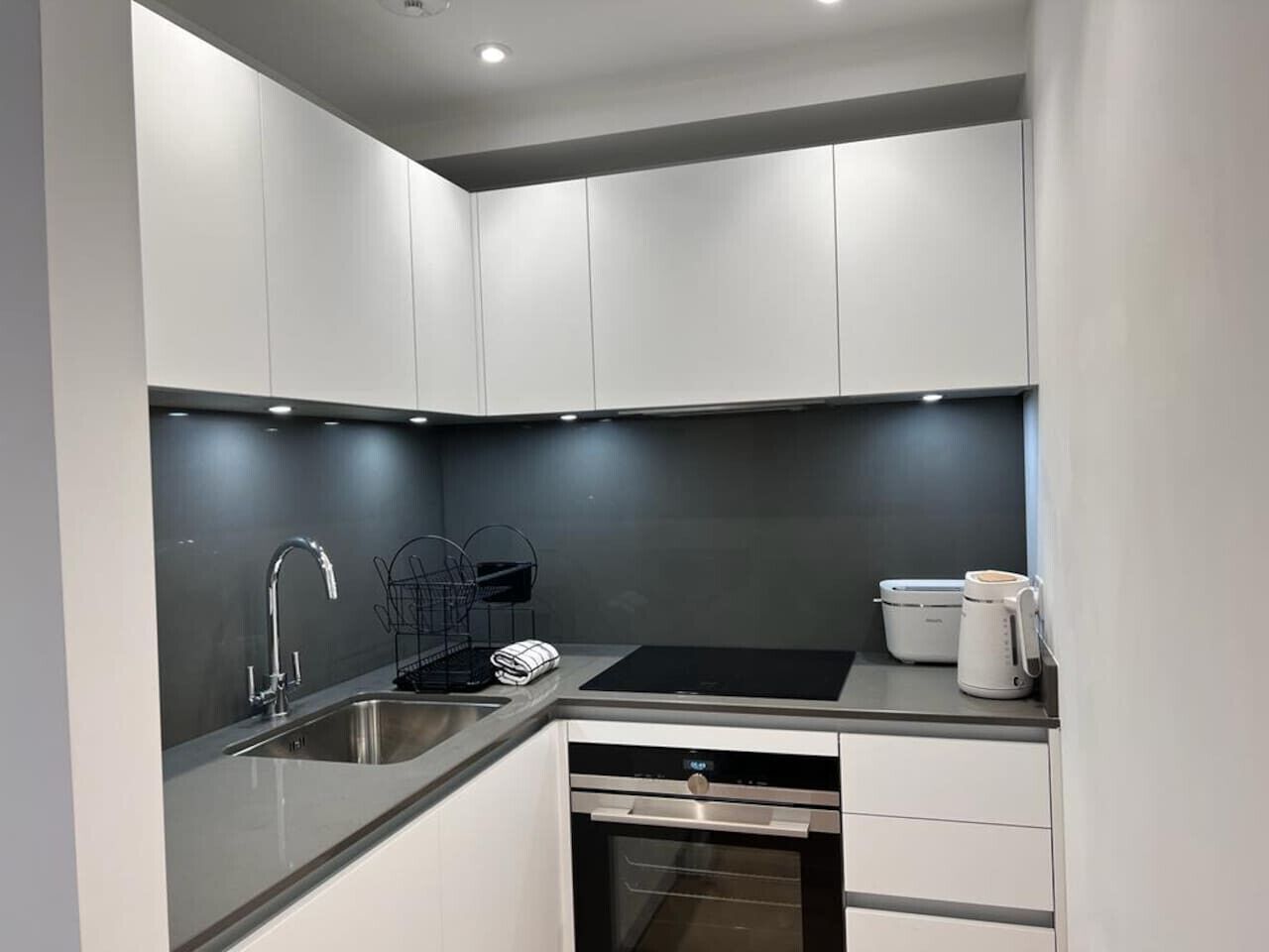 Kylskåp, mikrovågsugn, ugn och kaffe- och tebryggare