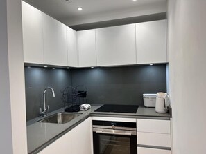 冷蔵庫、電子レンジ、オーブン、コーヒー / ティーメーカー