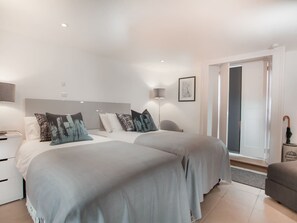1 bedroom, desk, iron/ironing board, WiFi - The Design Studio Apartment (Bath)