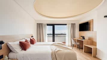 Kahden hengen superior-huone | Tallelokero huoneessa, kannettavalle tietokoneelle sopiva työtila