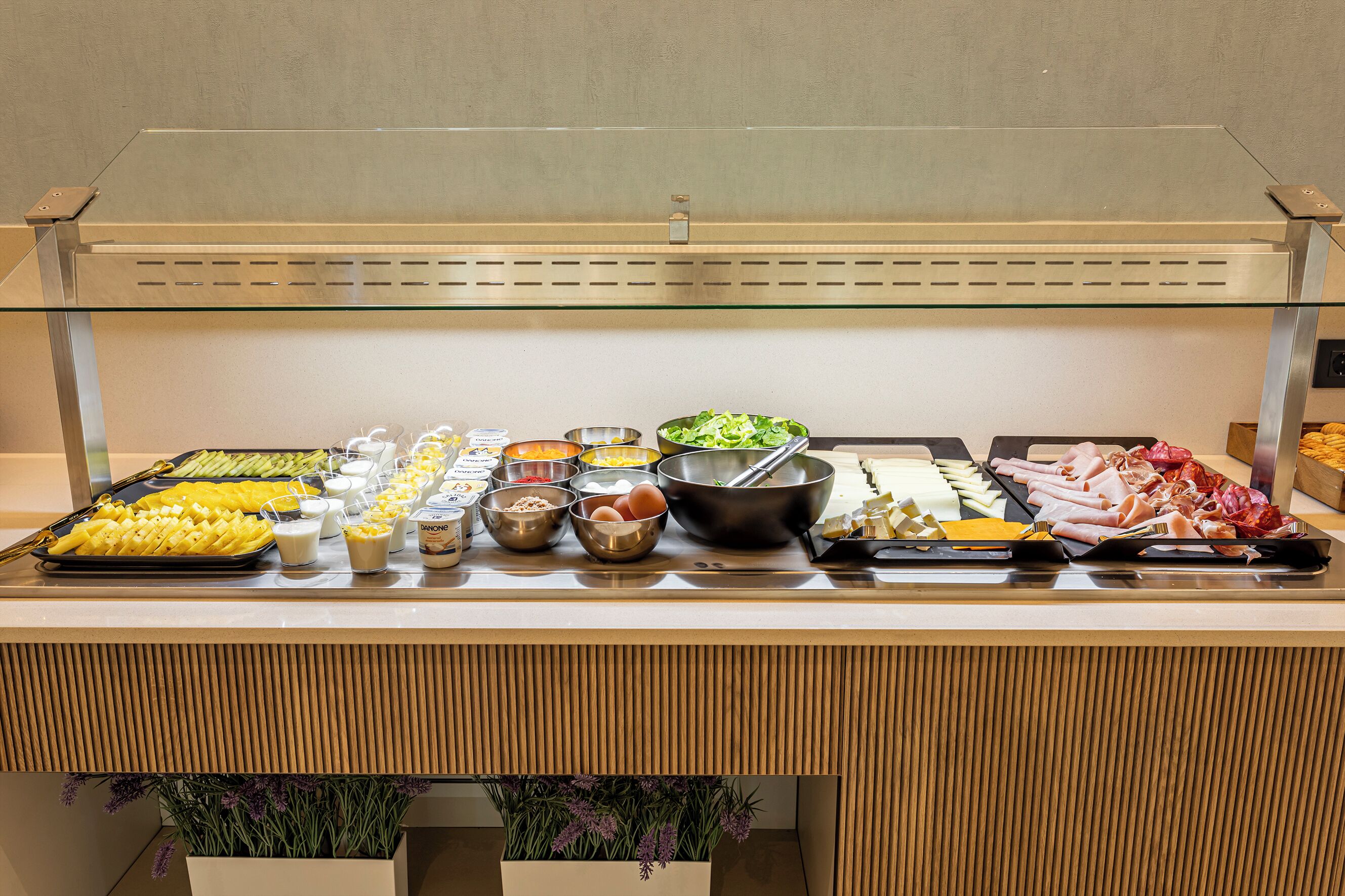 Tägliches Frühstücksbuffet gegen Gebühr