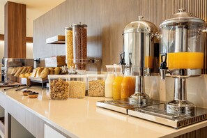 Buffet déjeuner servi tous les jours en supplément
