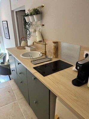 Réfrigérateur, micro-ondes, batterie de cuisine, vaisselle et ustensiles