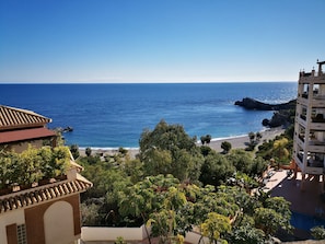 On the beach, sun-loungers - LUZ DE LA MARINA - Penthouse in Punta de la Mona of La Herradura (Almuñécar) (Almuñécar)