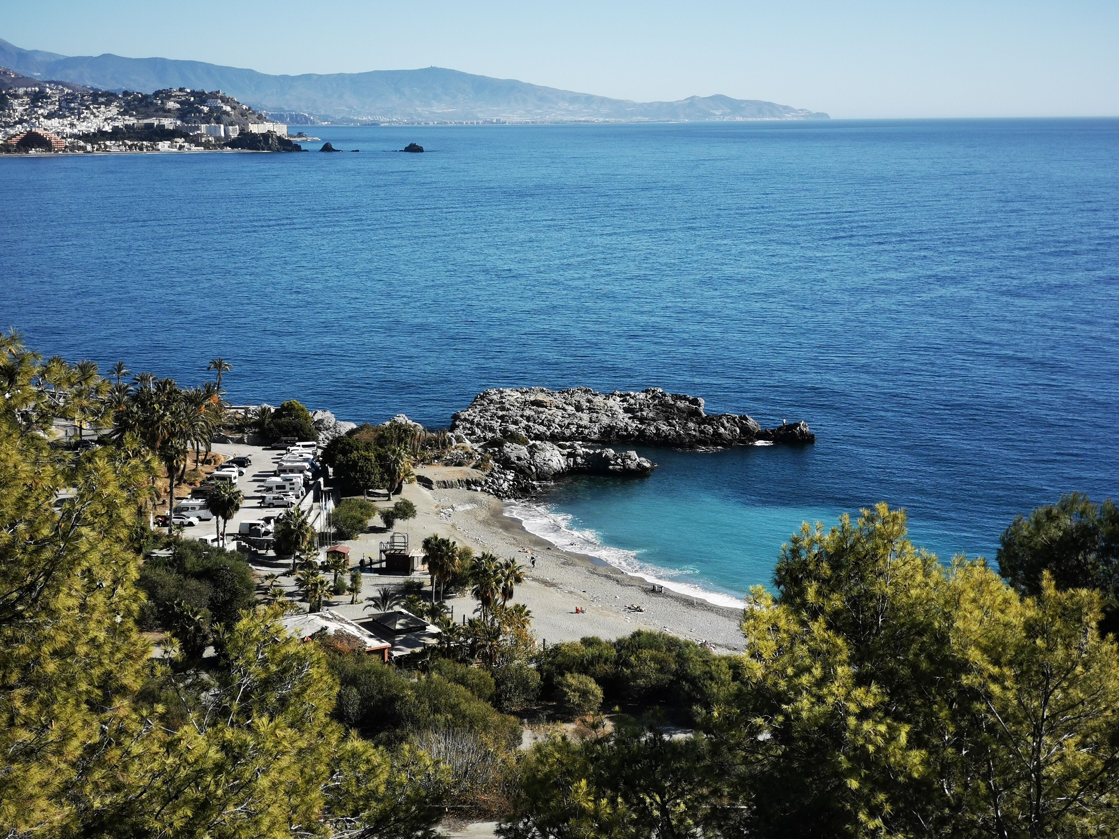 På stranden och solstolar