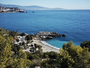 On the beach, sun-loungers - LUZ DE LA MARINA - Penthouse in Punta de la Mona of La Herradura (Almuñécar) (Almuñécar)