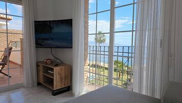 3 bedrooms, desk, iron/ironing board, travel cot