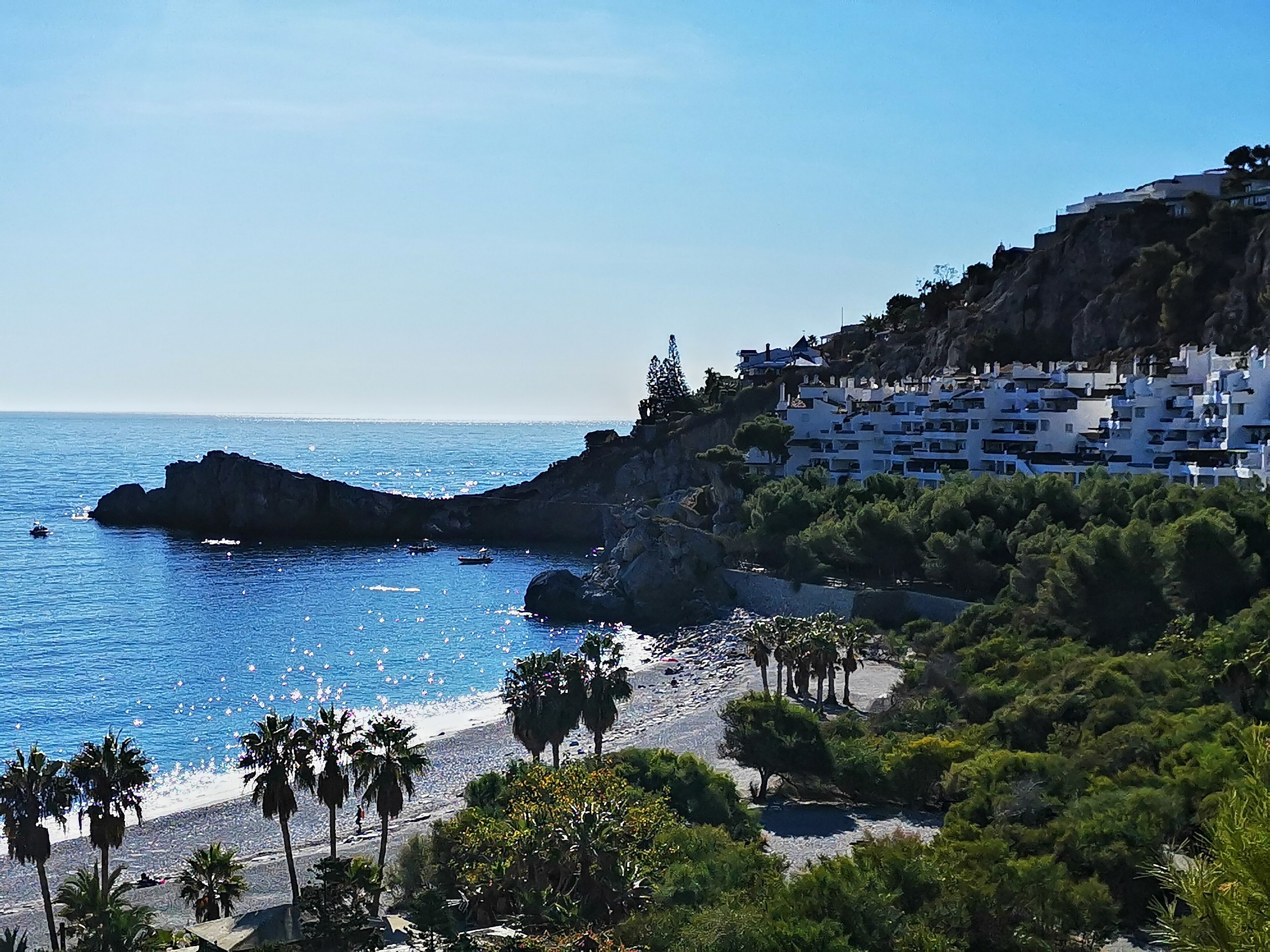 En la playa y camastros 