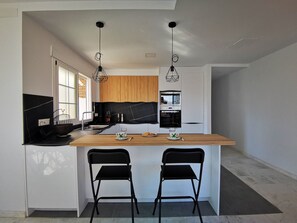 Fridge, microwave, oven, stovetop - LUZ DE LA MARINA - Penthouse in Punta de la Mona of La Herradura (Almuñécar) (Almuñécar)