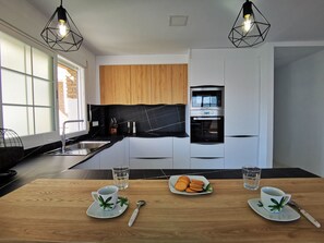 Fridge, microwave, oven, stovetop - LUZ DE LA MARINA - Penthouse in Punta de la Mona of La Herradura (Almuñécar) (Almuñécar)